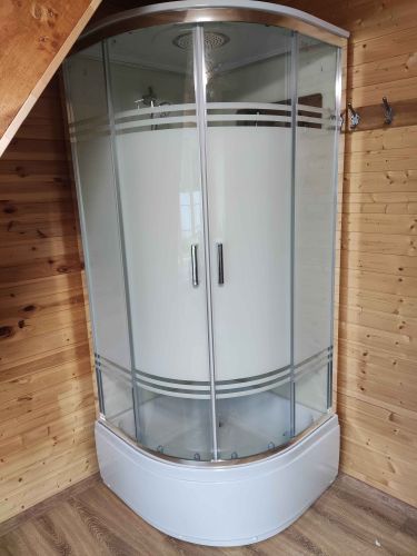 Установлена душевая с низким поддоном: закреплены стеклянные панели, смонтированы двери, подключены водопроводные коммуникации, герметизированы стыки, проверена работа сливной системы.