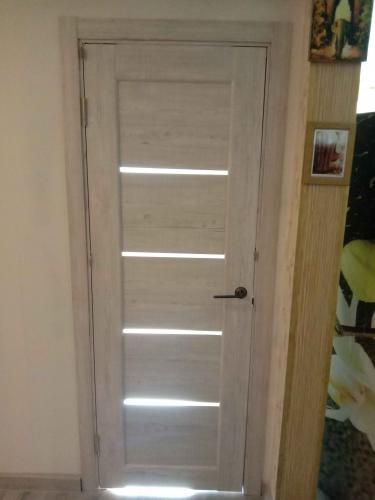 Установлены дополнительные элементы на дверной проем, обеспечивающие завершенный вид и гармоничное сочетание с интерьером. Работа выполнена аккуратно, с учетом всех деталей.