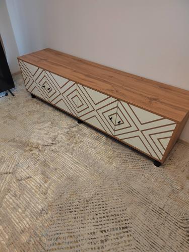 Изготовлена конструкция с ящиками, установлены направляющие, закреплены фасады, прикручены ручки, проверена устойчивость, выровнены элементы, выполнена финальная проверка.