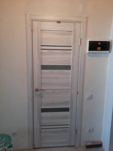 Установлена складная конструкция, закреплены направляющие, обеспечена плавная работа механизма, выполнена регулировка, добавлены ручки, проверена фиксация, завершена отделка проема.