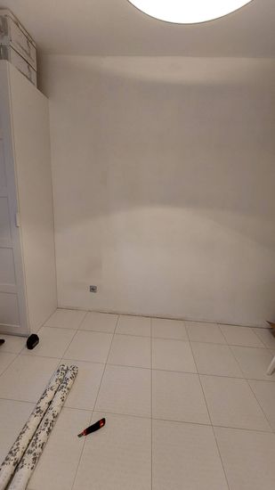 Снятие одного слоя обоев и клея с стен