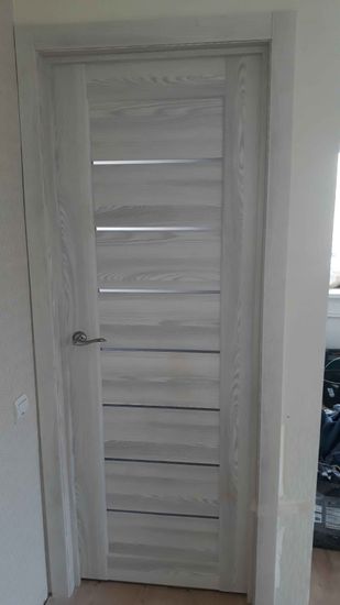 Установлены доборы на межкомнатную дверь, обеспечивая плавный переход между стеной и дверной коробкой. Завершено аккуратное оформление проема, создающее гармоничный вид.