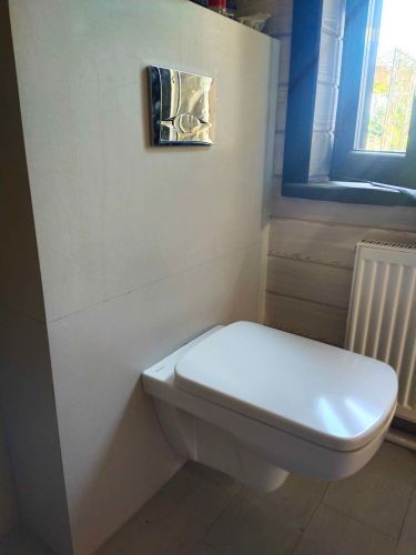 Закреплен унитаз на стене, подключены коммуникации, установлена кнопка смыва, проверена герметичность соединений, выполнена отделка поверхности, обеспечена надежная фиксация конструкции.