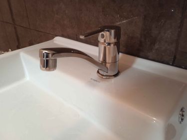 Установлена акриловая ванна, подключены коммуникации, проверена герметичность, закреплены крепления, проведена отделка стыков, выполнена проверка функционирования.