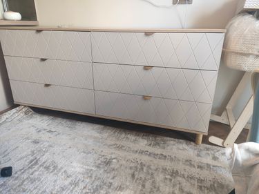 Собран вместительный предмет мебели с шестью ящиками, установлен на ножки, выровнен по уровню, закреплены ручки, проверена плавность выдвижения, обеспечена устойчивость конструкции.