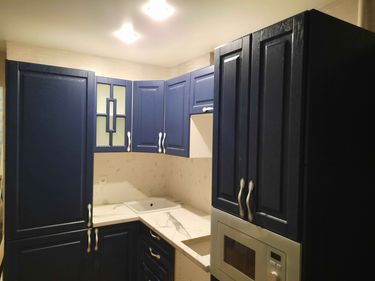 Выполнена подгонка и установка новых дверей для кухонных шкафов. Обновлены элементы, улучшен внешний вид, обеспечена точная подгонка и надежная фиксация.