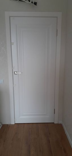 Установлена новая створка, закреплён короб, навешены петли, врезан замок, прикреплена ручка, отрегулированы зазоры, завершена отделка откосов, обеспечена плавная работа конструкции.