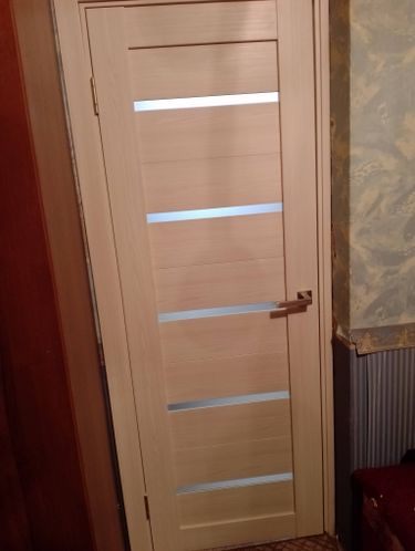 Установлена новая створка, закреплены петли, врезана ручка, отрегулированы зазоры, проверена плавность хода, обеспечена надежная фиксация, завершена отделка откосов.