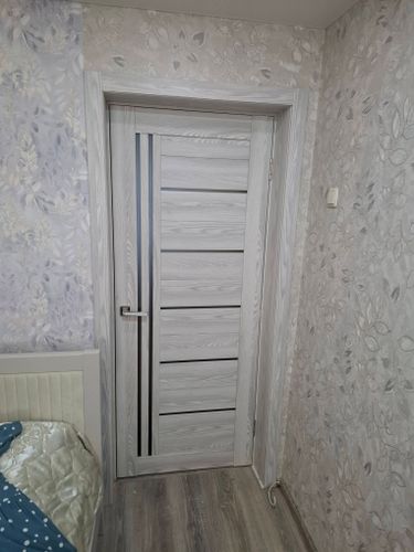 Установлена новая деревянная створка, закреплена коробка, врезаны петли, навешана ручка, отрегулированы зазоры, проверена плавность хода, завершена отделка откосов, обеспечена герметичность.