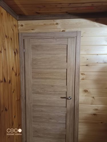 Установлена деревянная створка с петлями и ручкой, закреплена коробка, проведена регулировка, проверена плавность открывания и закрывания, выполнена отделка наличниками.