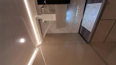 Установлены шкафы, закреплена столешница, подключена варочная панель, смонтирована вытяжка, проведено освещение. Завершён монтаж всех элементов.