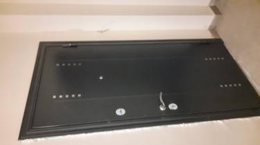 Дверь покрыта МДФ панелями, что придаёт ей современный вид. Установлены новые ручки и замки, обеспечивающие безопасность. Все элементы подогнаны, поверхность гладкая, аккуратная.