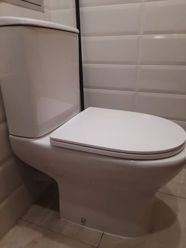 Завершена установка нового бачка: демонтирован старый, произведена замена креплений, подключены коммуникации, проверена герметичность соединений, выполнена регулировка уровня воды.