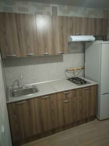 Установлена новая столешница с вырезами для мойки и варочной панели, выполнены точные подгонки и аккуратные соединения, обеспечена гармония с кухонным интерьером.