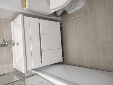 Установлена новая раковина с тумбой, подключены водопровод и слив, закреплены все элементы, проверена герметичность соединений, выровнена конструкция, обеспечена функциональность и эстетика.