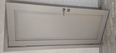 Установлено новое дверное полотно, заменены петли и ручка, отрегулировано прилегание, проверена функциональность, обеспечена плавность открывания и закрывания, улучшен внешний вид.