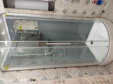 Установлена новая душевая кабина с прозрачными дверцами, подключены водопроводные коммуникации, уложена плитка на стены, проведено освещение, добавлены аксессуары для удобства.