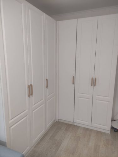 Изображение демонстрирует завершённую установку зеркала на стену. Использованы крепления, обеспечивающие надёжность и устойчивость. Поверхность ровная, отражение чёткое, без искажений.