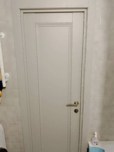 Установка межкомнатной одностворчатой двери с врезанной фурнитурой