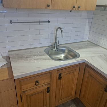 Установка и подключение врезной мойки Установка и подключение смесителя Установка столешницы ДСП