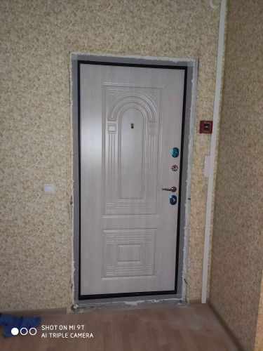 Установлена новая металлическая дверь, закреплена в проеме, обработаны швы, проверена работоспособность замков и петель, обеспечена герметичность и надежность конструкции.