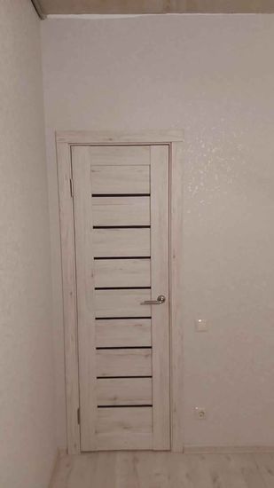 Выполнен монтаж доборов на входную дверь. Установлены элементы, обеспечивающие завершённый вид проёма. Все детали подогнаны, закреплены, щели устранены, обеспечена эстетика и функциональность.