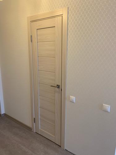 Установлены декоративные панели вокруг входной двери, обеспечивая завершённый вид и гармоничное сочетание с интерьером. Работа выполнена аккуратно, без зазоров и неровностей.