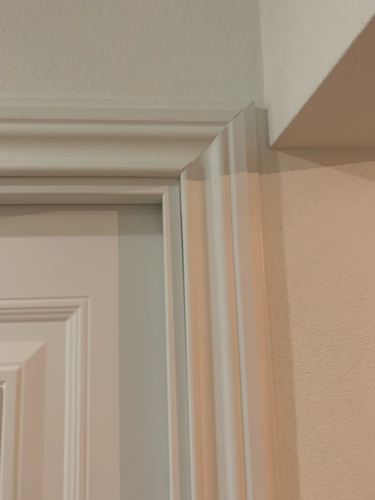 Установлена новая створка с ровными наличниками, отрегулированы петли для плавного открывания, закреплена коробка, зазоры выровнены, обеспечена надежная фиксация, добавлены уплотнители.