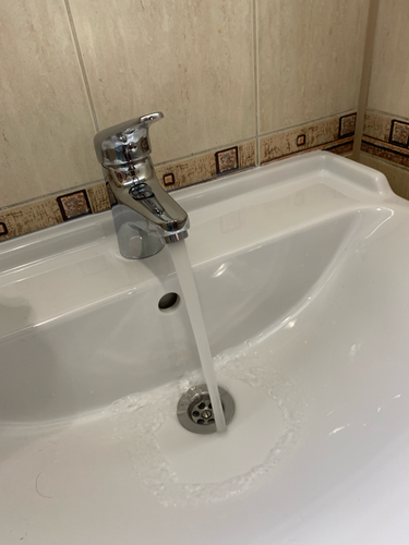 Установлен новый кран на раковину, подключены трубы, проверена герметичность соединений, обеспечен стабильный поток воды. Завершено тестирование работоспособности системы.