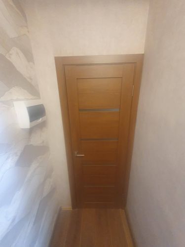 Установлен новый замок на деревянную дверь. Выполнено точное сверление, монтаж фурнитуры, проверка работоспособности механизма. Все элементы надежно закреплены, обеспечена плавная работа.