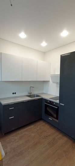 Установлено оборудование, подключены коммуникации, проверена герметичность соединений, выполнено тестирование работы устройства, обеспечена корректная интеграция в кухонный гарнитур.