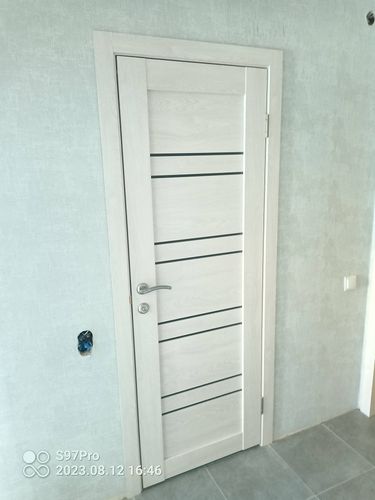 Установлен замок в дверь: выполнено сверление, монтаж механизма, закрепление ручки, проверка функционирования. Работа завершена аккуратно, конструкция надежно фиксируется.