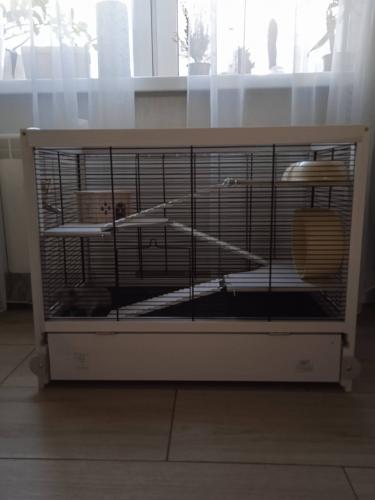 Изображение демонстрирует завершенный процесс установки новых креплений на пластиковую дверь балкона, обеспечивших плавное открытие и закрытие, а также улучшивших функциональность конструкции.