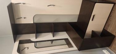 Собрана мебель: установлены полки, закреплено зеркало, прикреплены крючки для одежды, смонтирован шкафчик с дверцей и ручкой, обеспечена устойчивость конструкции и функциональность.