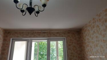 На стене закреплён карниз над окном. Установлены крепления, проверена надёжность конструкции. Работа выполнена аккуратно, с учётом уровня и симметрии.