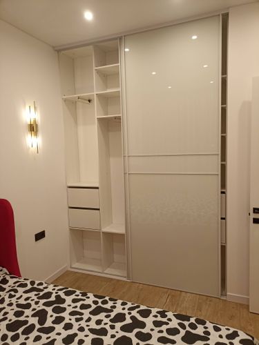 Установлены полки, закреплены направляющие, собраны ящики, смонтированы двери, выполнена регулировка механизмов, обеспечена устойчивость конструкции.