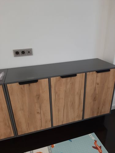 Собрана мебель с ящиками, установлены направляющие, закреплены фасады, проверена плавность выдвижения. Готовая конструкция стоит у стены, полностью функциональна и эстетична.