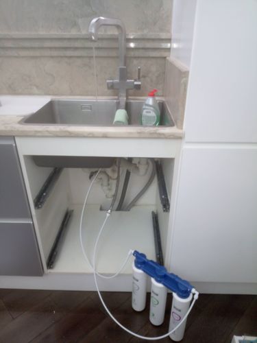 Установка проточного фильтра под мойку