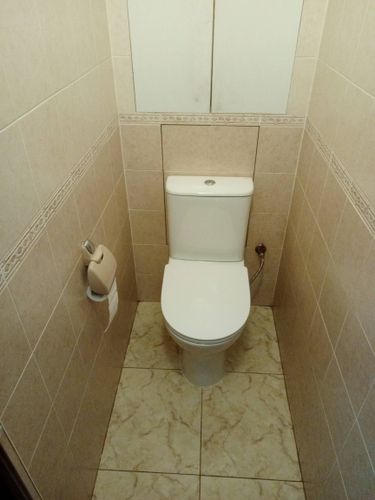 Установлено сантехническое оборудование, подключено к водопроводу, герметично закреплено на плиточном полу, проверена функциональность, обеспечена устойчивость, добавлен держатель для бумаги.