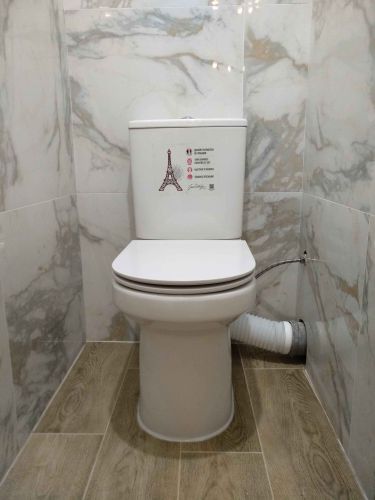 Установлено сантехническое оборудование на плиточный пол, подключены коммуникации, герметизация стыков, проверена функциональность, обеспечена устойчивость конструкции, выполнена чистовая отделка.