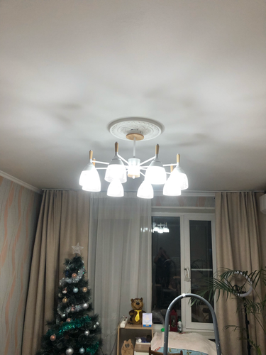 Установлено потолочное осветительное устройство, подключены провода, закреплена конструкция, проверена работа ламп, обеспечена безопасность монтажа. Завершено оформление интерьера.