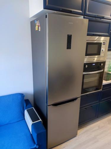 Холодильник подключен, размещен в кухонной зоне. Установлены микроволновая печь и духовой шкаф в нишу гарнитура. Проверена работа, подключение завершено.