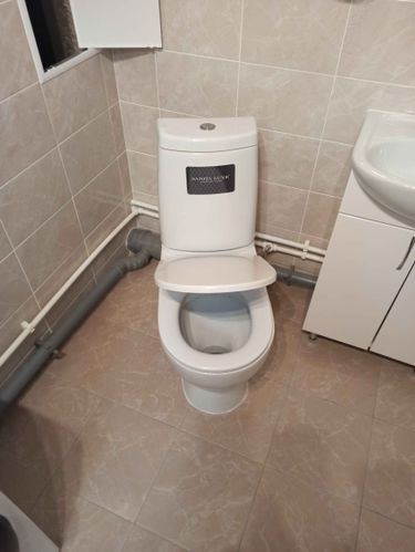 Установлен новый напольный унитаз, подключен к водопроводу и канализации, выполнена герметизация стыков, проверена работоспособность системы, произведена уборка рабочего места.