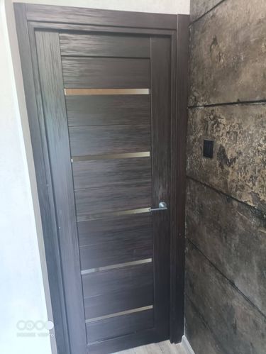 Установлена деревянная дверь с одной створкой, выполнен монтаж коробки, закреплены петли, врезана ручка, отрегулировано полотно, проверена плавность открывания и закрывания.