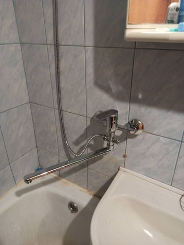 Выполнена замена кранбуксы в смесителе, обеспечившая исправную работу крана. Установлены новые детали, устранены протечки, восстановлена герметичность соединений.