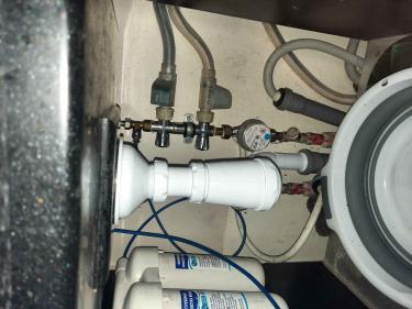 Проведена очистка трубопровода под раковиной, устранены препятствия в сливе, восстановлен нормальный отток воды. Проверена герметичность соединений, заменены изношенные детали.