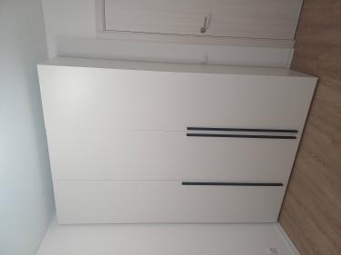 Установлены панели, закреплены дверцы, прикреплены ручки, выровнены элементы, собраны полки, зафиксированы крепления, проверена устойчивость, завершена сборка.