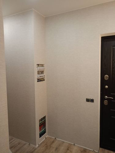 Стены оклеены светлыми фотообоями, создающими ровную и аккуратную поверхность. Углы и стыки тщательно обработаны, обеспечивая гармоничный и завершенный вид в интерьере.