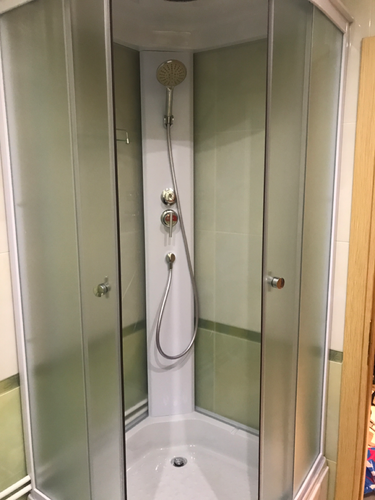 Установлена новая душевая кабина, заменены старые коммуникации, произведена герметизация швов, подключена сантехника, выполнена отделка стен, установлены стеклянные двери.