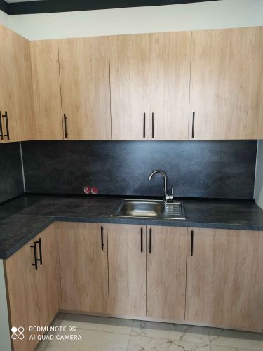 Установлены шкафы, закреплена столешница, вмонтирована мойка, подключен смеситель. Завершены работы по сборке и установке кухонного гарнитура с учетом всех деталей и элементов.